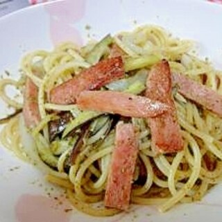 なすと玉ねぎとスパムのジェノベーゼ